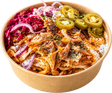 Bowl mit Fleisch, Salat und Soße