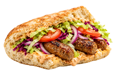 Cevapcici im Fladenbrot mit Salat, Zwiebeln und Soße